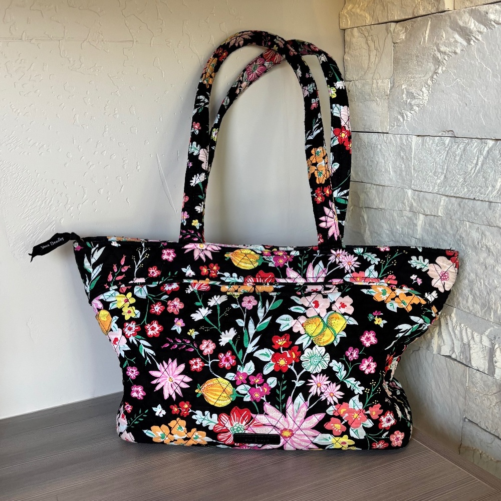 NWOT Vera Bradly Zip 16" X 9" Tote  with Many Pockets Floral